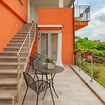 Apartament Casa Rafanelli - Monforte D'alba, Vineyard Views, Panoramic Garden, Ev Sation & Bike Storage